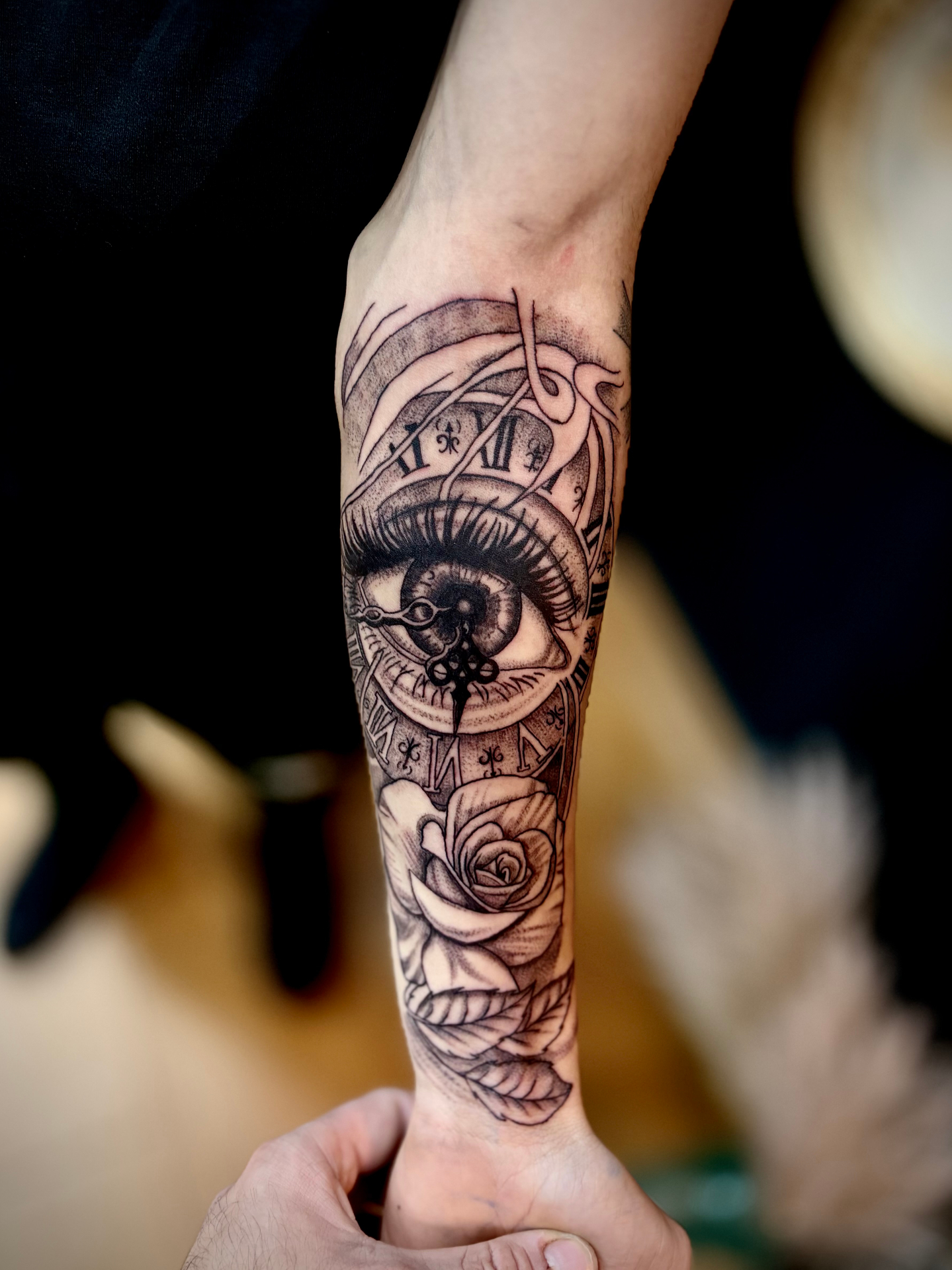 Ojo, reloj y rosa