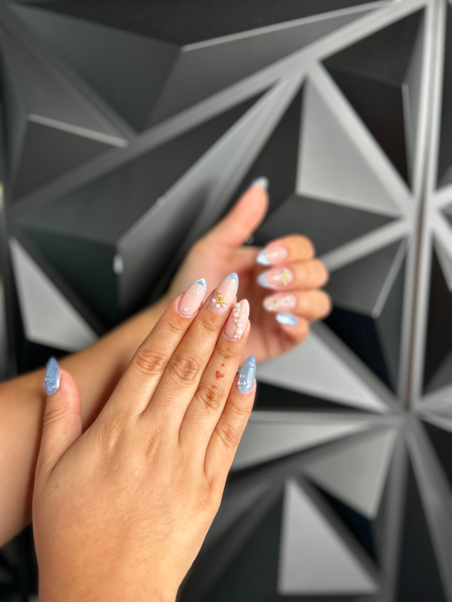 Diseño de uñas azul con perlas — Alma, manicurista en Safir Tattoo Vigo